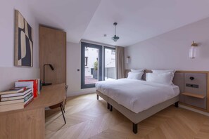 1 slaapkamer, een bureau, een strijkplank/strijkijzer, wifi