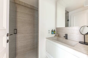 Shower, hair dryer, towels