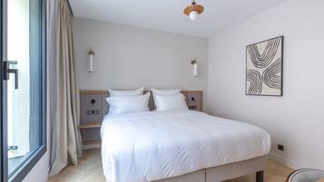 1 habitación, escritorio, tabla de planchar con plancha y wifi