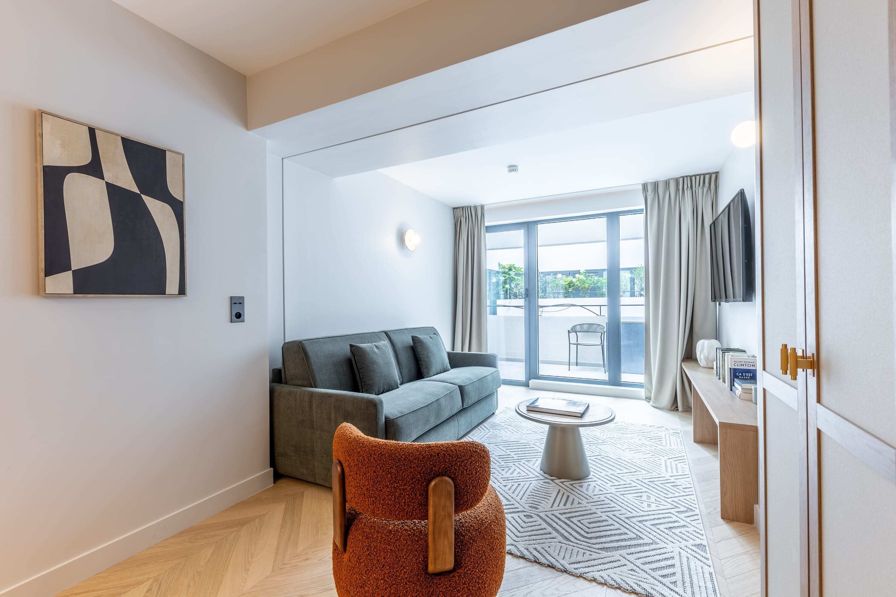 Televisión, libros, oficina