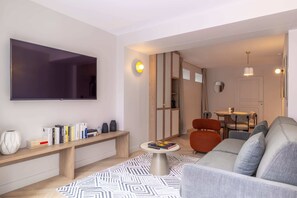 تلفزيون، كُتُب، مكتب