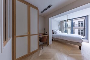 1 slaapkamer, een bureau, een strijkplank/strijkijzer, wifi