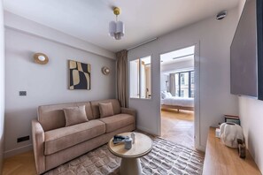 Televisie, boeken en een kantoor