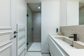 Douche, sĂšche-cheveux, serviettes fournies, shampoing