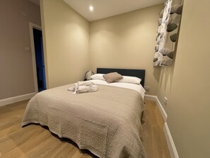 Traditional Apartment | Laptop workspace, blackout curtains, iron/ironing board, free WiFi - Straight Inn (Sutton)