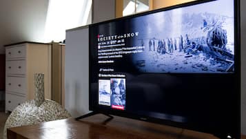 Tradisjonelt loftsrom | Skrivebord for bærbar PC, blendingsgardiner og strykejern/-brett