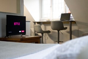 Loft tradicional | Espai de treball apte per a portàtils i cortines opaques 