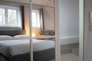 Traditional Loft | Laptop workspace, blackout drapes, iron/ironing board, free WiFi