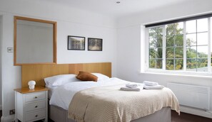 Espacio para trabajar con laptop y cortinas blackout 