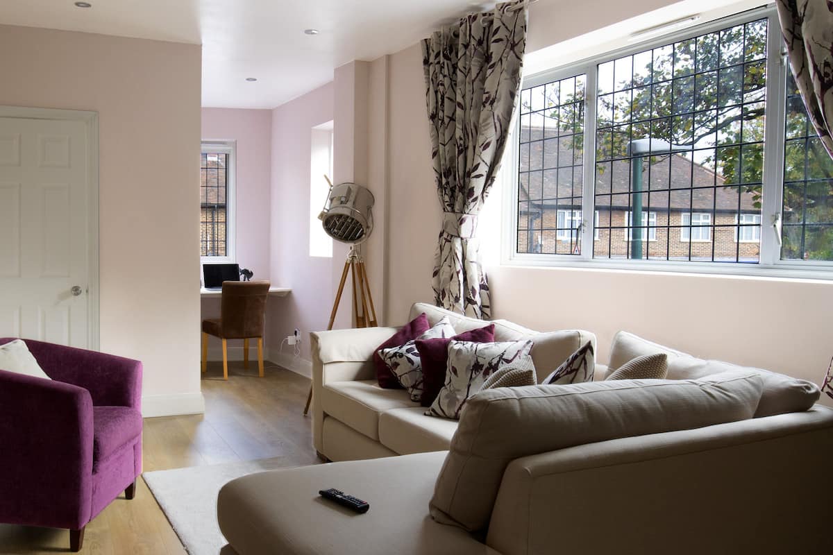 FamiljelÀgenhet | Vardagsrum | 32-tums smart-tv med satellitkanaler