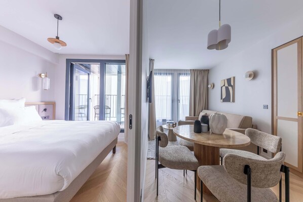 2 bedrooms, desk, iron/ironing board, WiFi