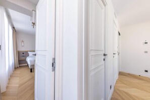 2 bedrooms, desk, iron/ironing board, WiFi