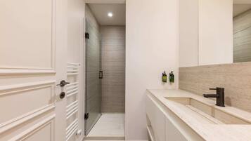 Douche, sĂšche-cheveux, serviettes fournies