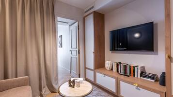 Télévision, livres, espaces bureaux, imprimantes