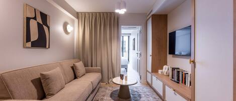 Télévision, livres, espaces bureaux, imprimantes