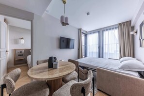 3 habitaciones, escritorio, tabla de planchar con plancha y wifi 