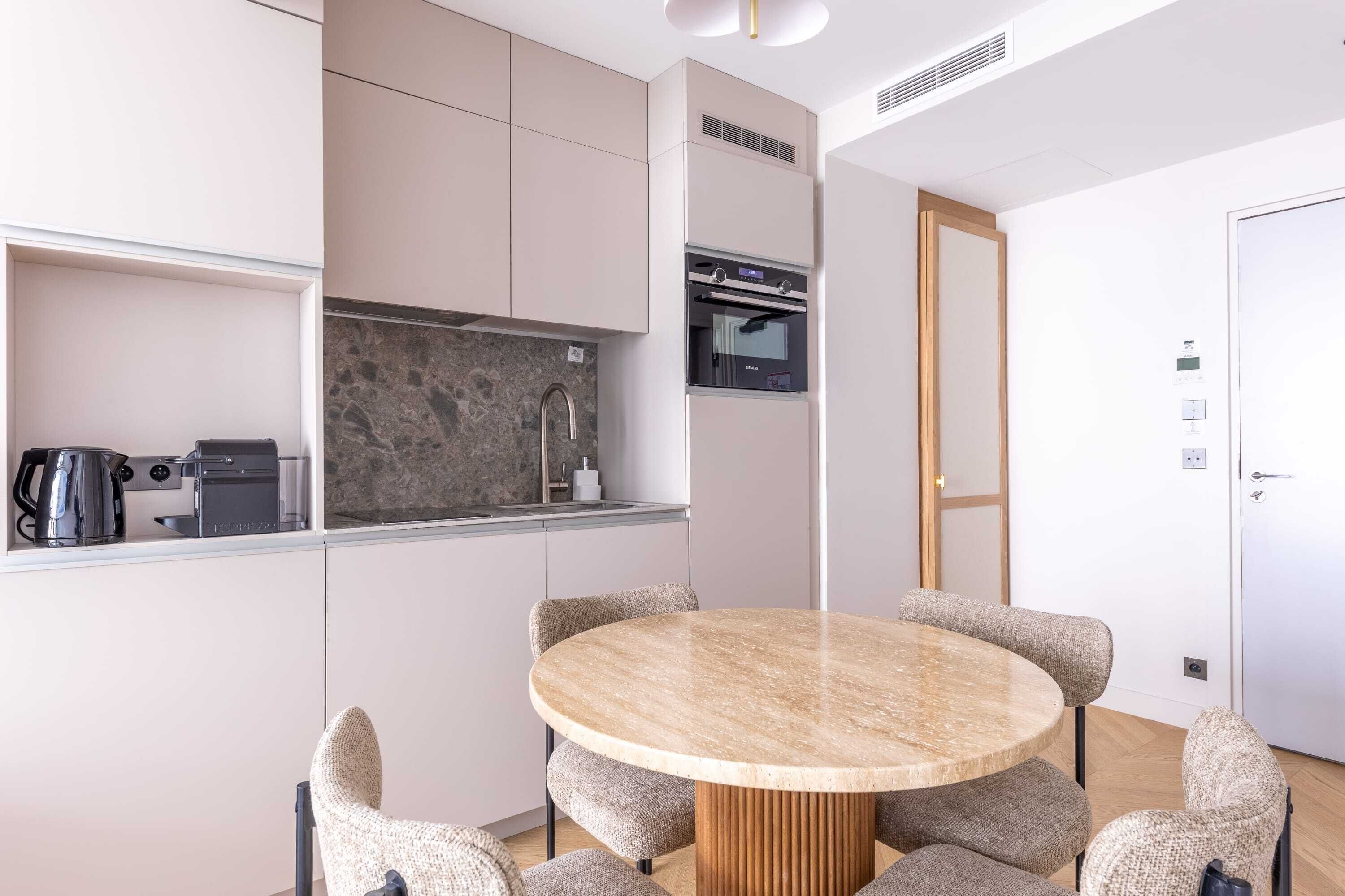 Refrigerador, microondas, horno, placa de cocina
