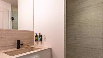 Ducha, secador de pelo, toallas, shampoo