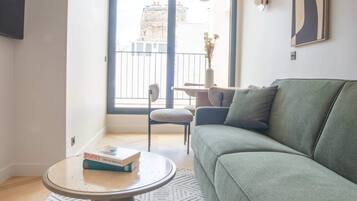 Télévision, livres, espaces bureaux