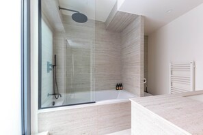 Douche, séchoir à cheveux, serviettes fournies, shampooing