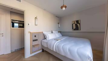 1 habitación, escritorio, tabla de planchar con plancha y wifi