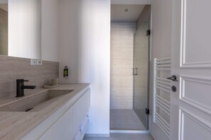 Shower, hair dryer, towels, shampoo