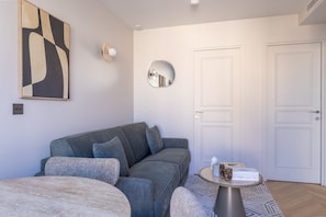 TV, offices - Opera - One Bedroom Balcony (Paris)