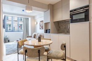 Fridge, microwave, oven, stovetop - Opera - One Bedroom in Paris (Paris)