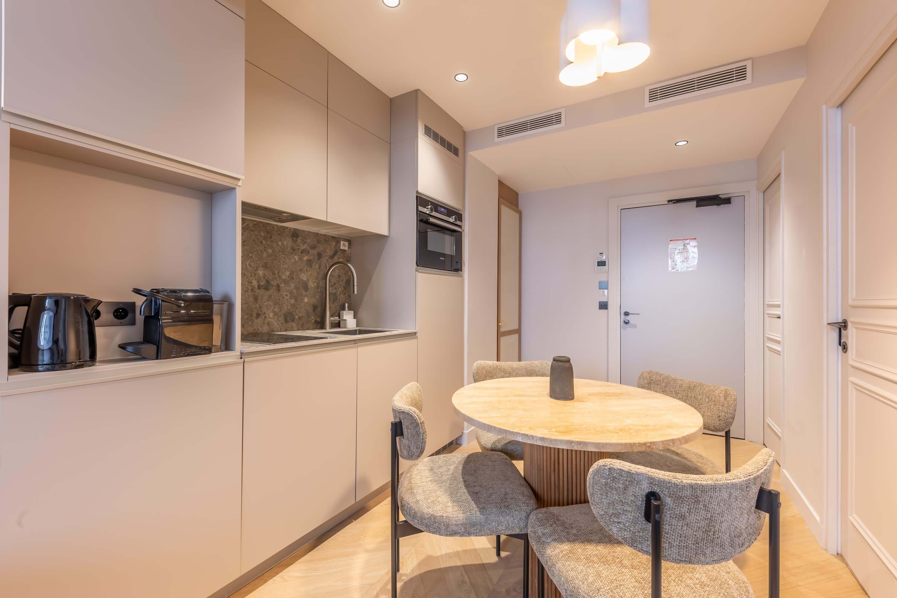 Refrigerador, microondas, horno, placa de cocina