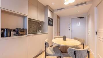 Refrigerador, microondas, horno, placa de cocina