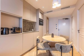 Réfrigérateur, four à micro-ondes, un four, surface de cuisson