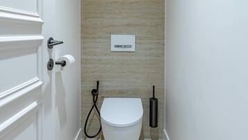 Douche, sĂšche-cheveux, serviettes fournies