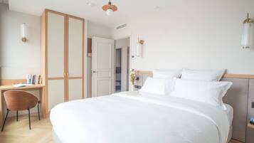 1 habitación, escritorio, tabla de planchar con plancha y wifi