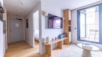 Televisión, libros, oficina