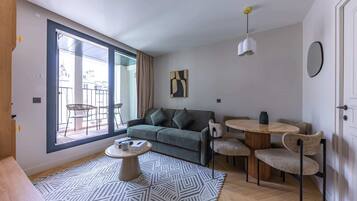 Televisión, libros, oficina