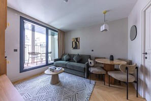 Tv, böcker och kontor