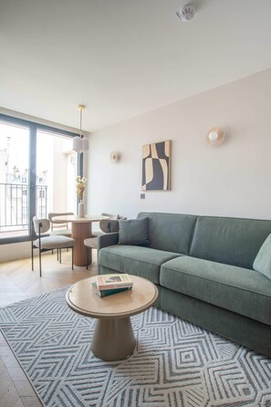 Téléviseur, livres, bureau