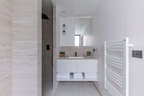 Shower, hair dryer, towels, shampoo
