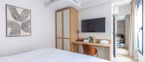 2 habitaciones, escritorio, tabla de planchar con plancha y wifi