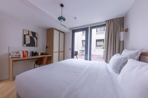 2 bedrooms, desk, iron/ironing board, WiFi