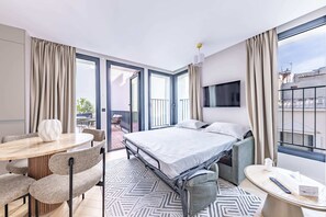 2 slaapkamers, een bureau, een strijkplank/strijkijzer, wifi