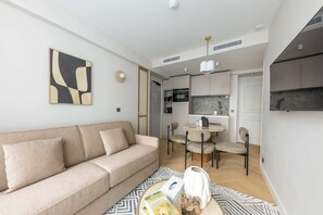 Télévision, livres, espaces bureaux, imprimantes