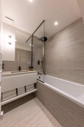Douche, séchoir à cheveux, serviettes fournies, shampooing
