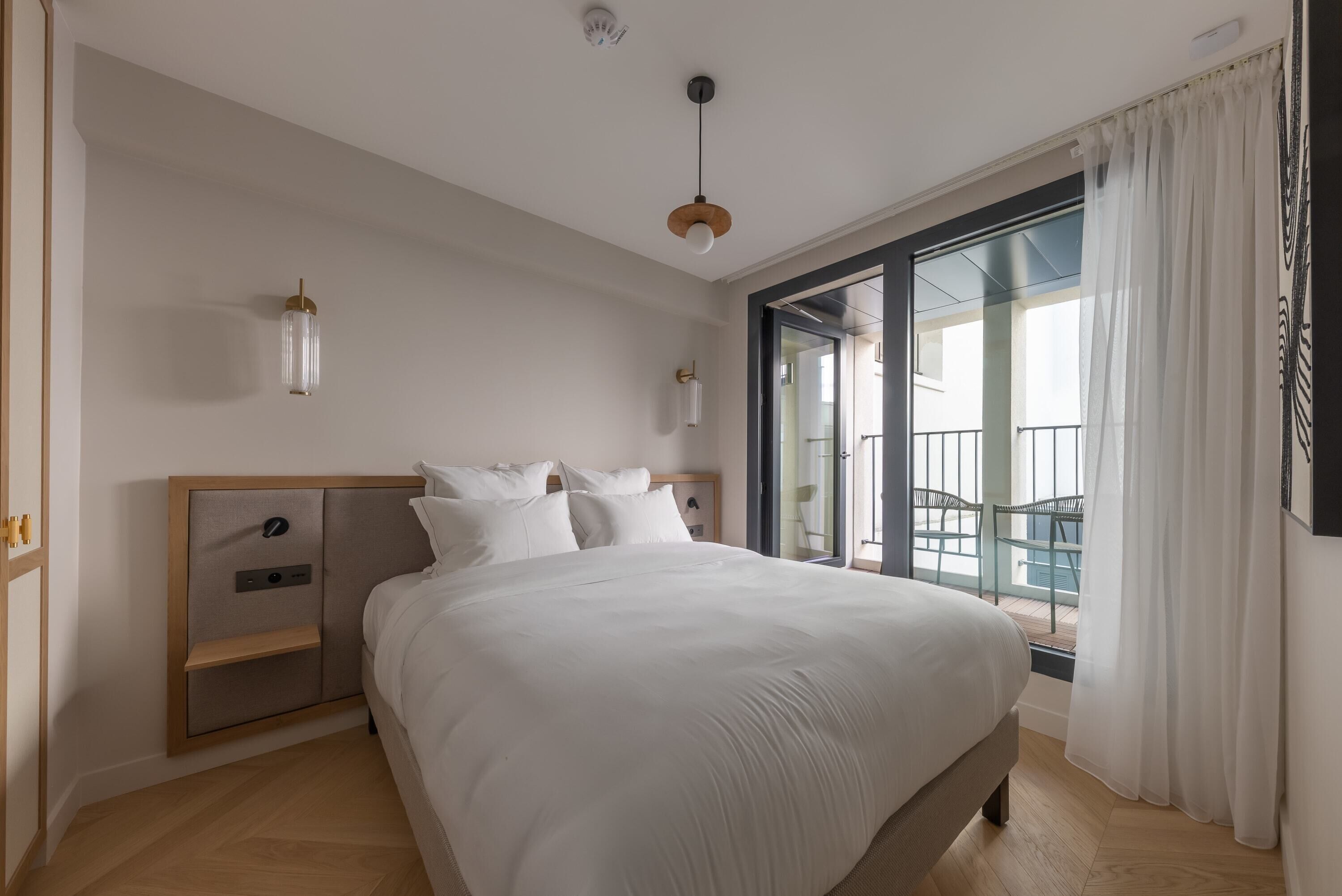 1 habitación, escritorio, tabla de planchar con plancha y wifi 