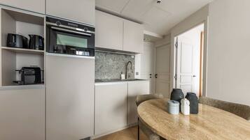 Refrigerador, microondas, horno, placa de cocina