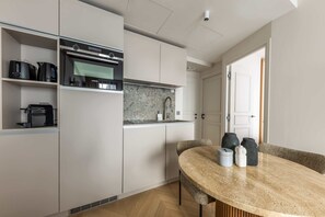 Réfrigérateur, four à micro-ondes, un four, surface de cuisson
