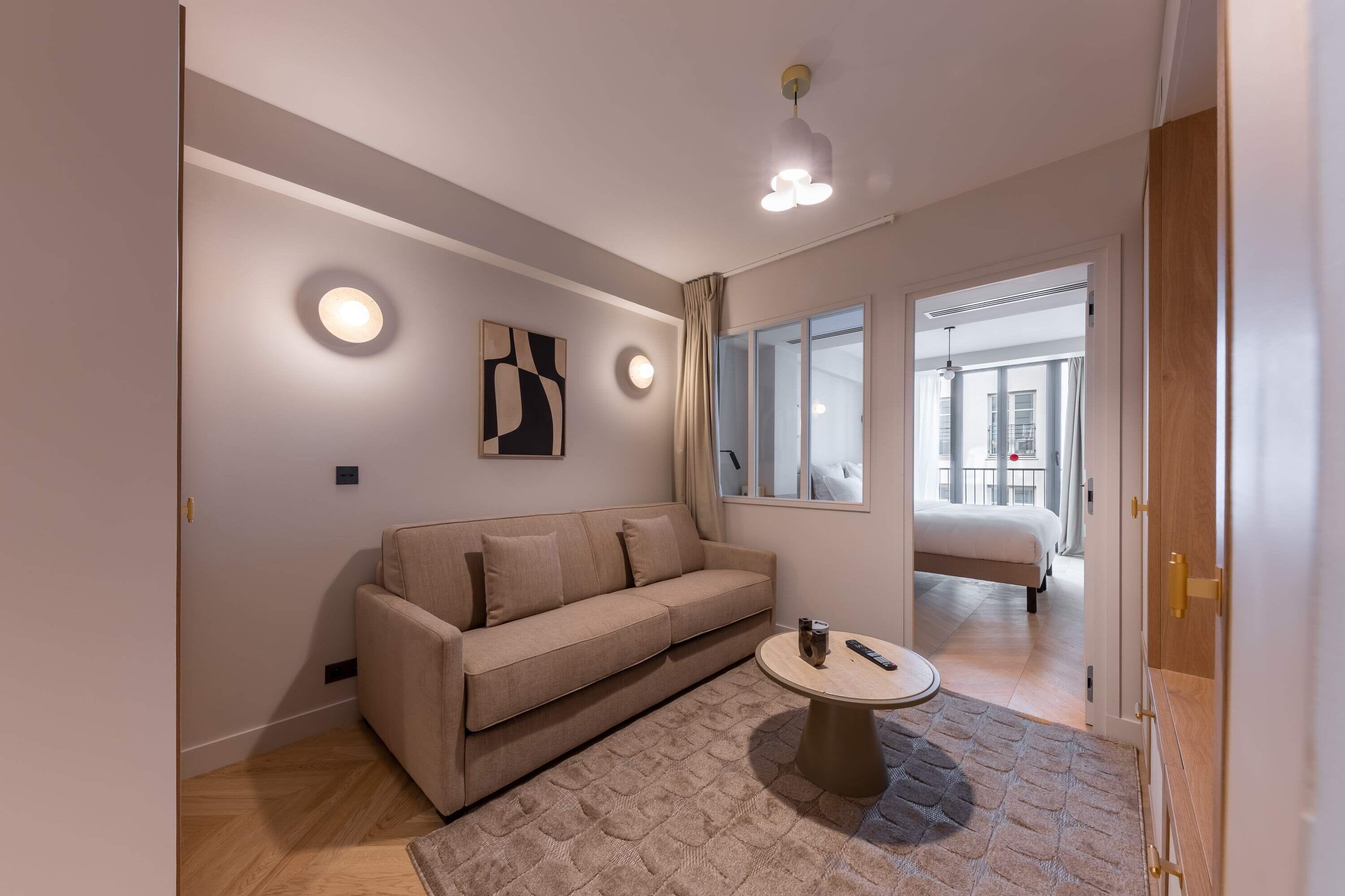 Televisión, libros, oficina