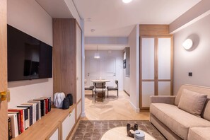 Fernseher, Bücher, Arbeitsbereiche