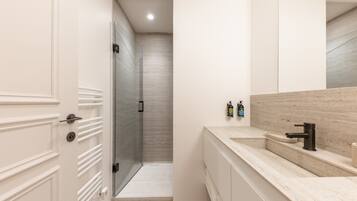 Ducha, secador de pelo, toallas