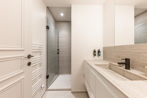 Dusche, Haartrockner, Handtücher